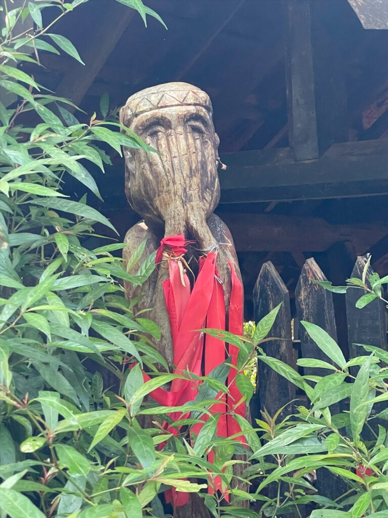Tượng nhà mồ tại Khu du lịch KoTam được phục dựng trên nền nhà mồ của một phụ nữ Ê Đê